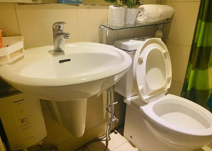 Azure A8 Near Sm Mall/airport +free Wifi Manila